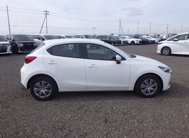 
								MAZDA 2 full									