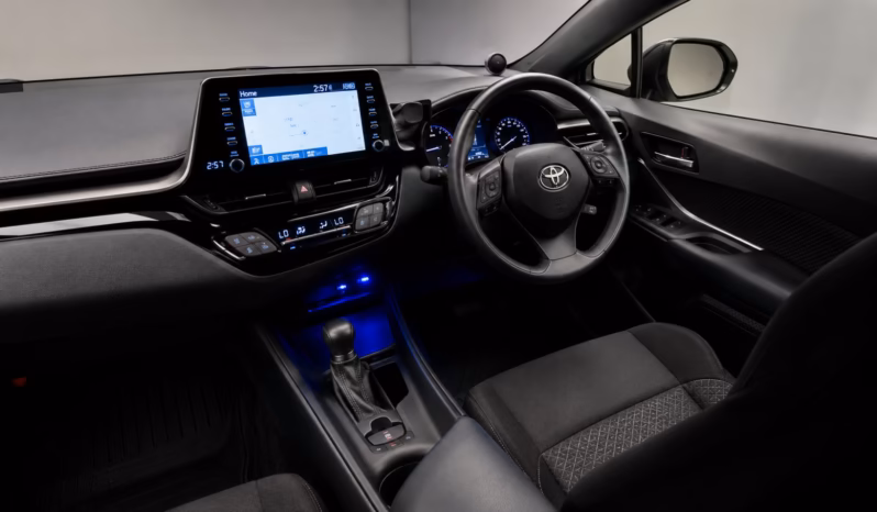 
								TOYOTA C-HR HYBRID full									