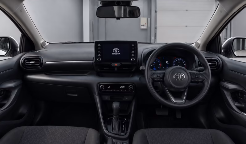 
								TOYOTA YARIS Hybrid full									