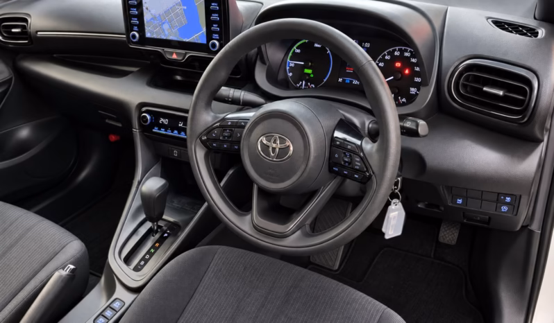 
								TOYOTA YARIS Hybrid full									