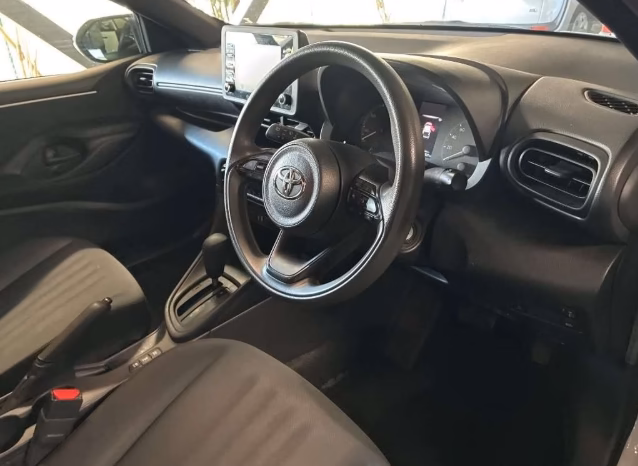 
								TOYOTA YARIS Hybrid full									