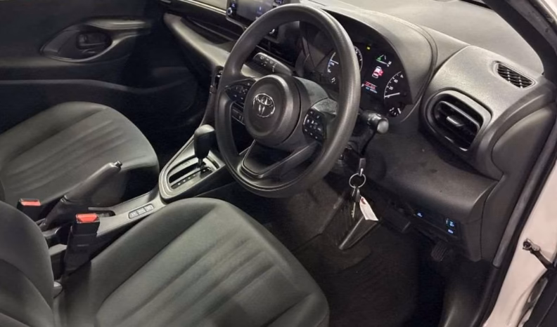 
								TOYOTA YARIS Hybrid full									